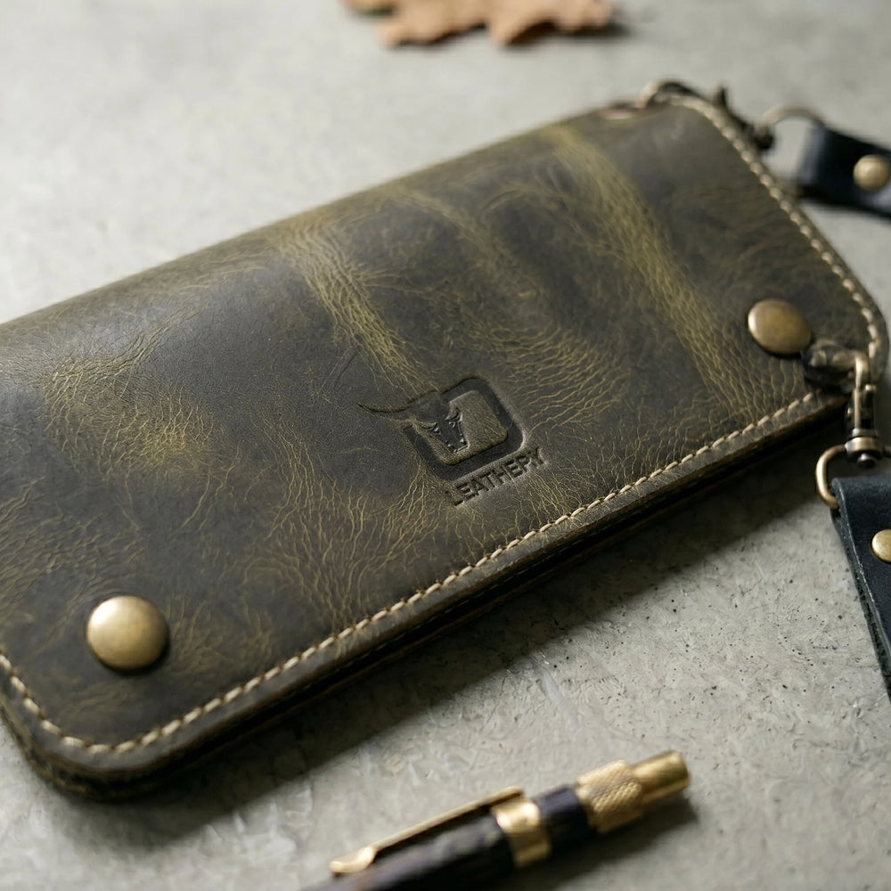 Ladies leather clutch wallet in Rugged Army Green | Leathery